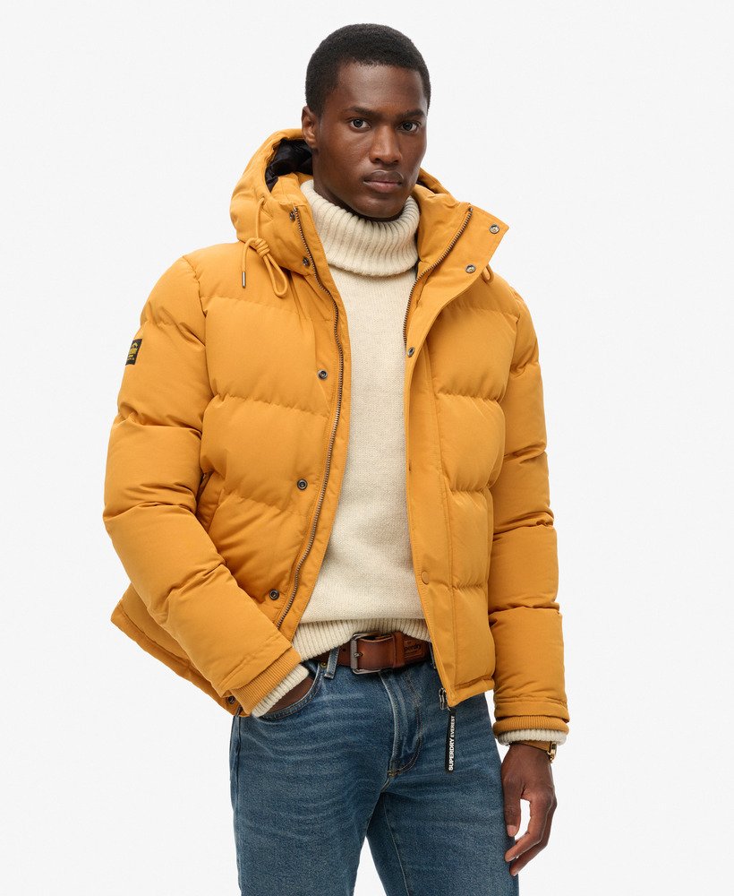 jaqueta puffer curta com capuz everest em mostardaazul marinho com detalhes