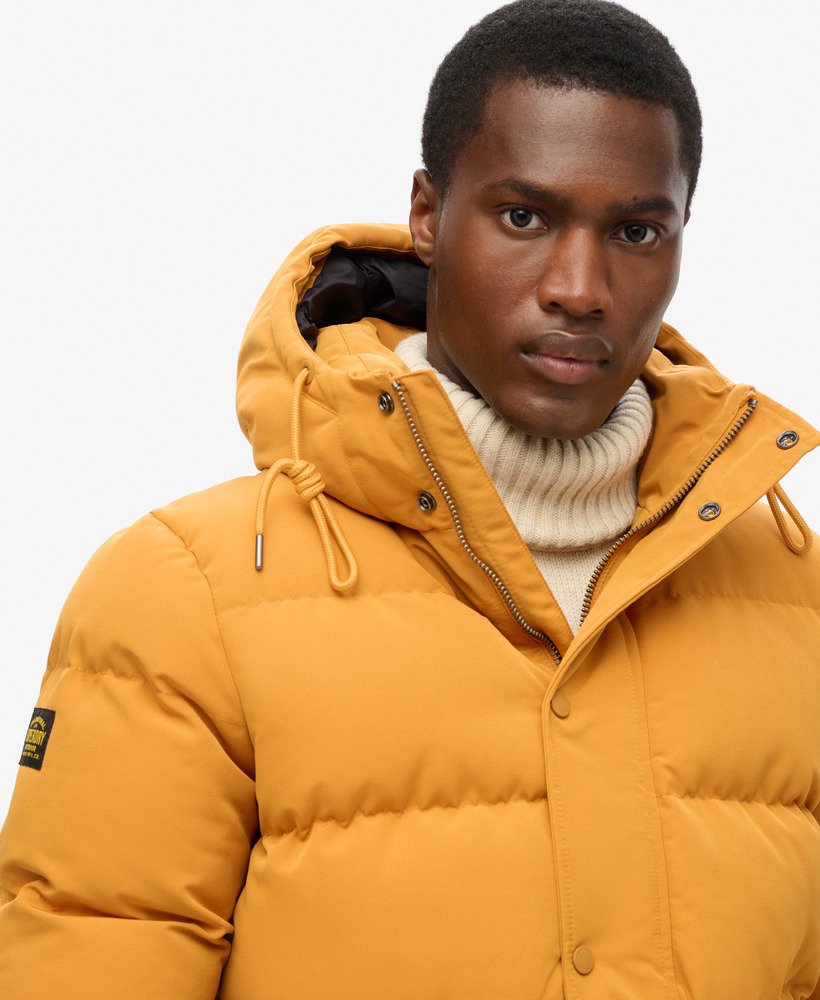 jaqueta puffer curta com capuz everest em mostardaazul marinho com detalhes