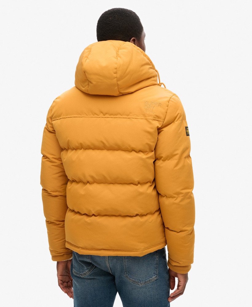 jaqueta puffer curta com capuz everest em mostardaazul marinho com detalhes