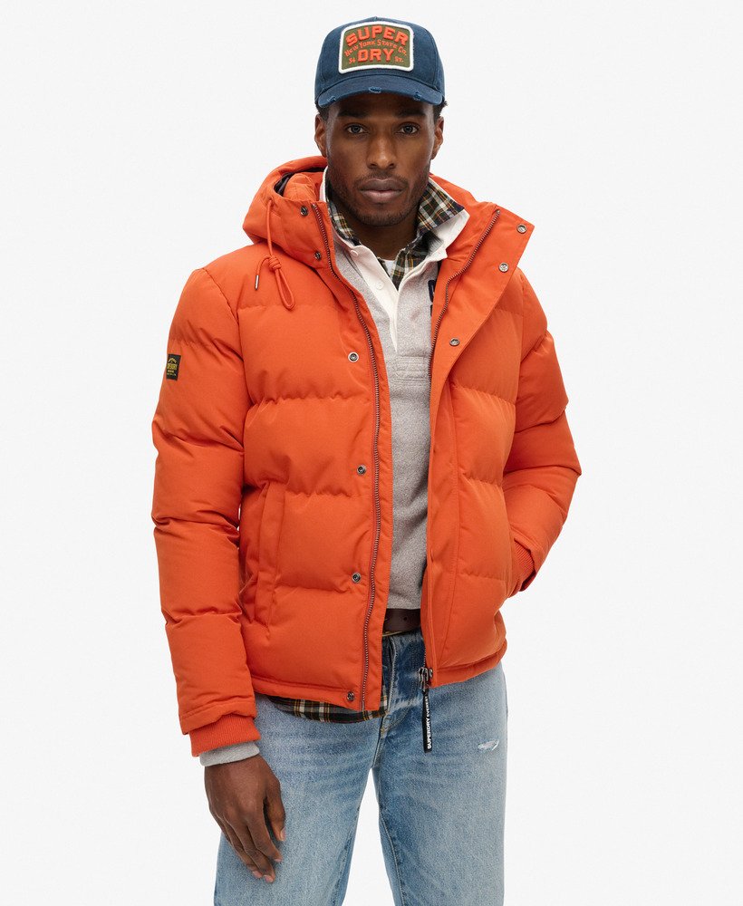 jaqueta puffer curta com capuz everest na cor laranja abóbora.