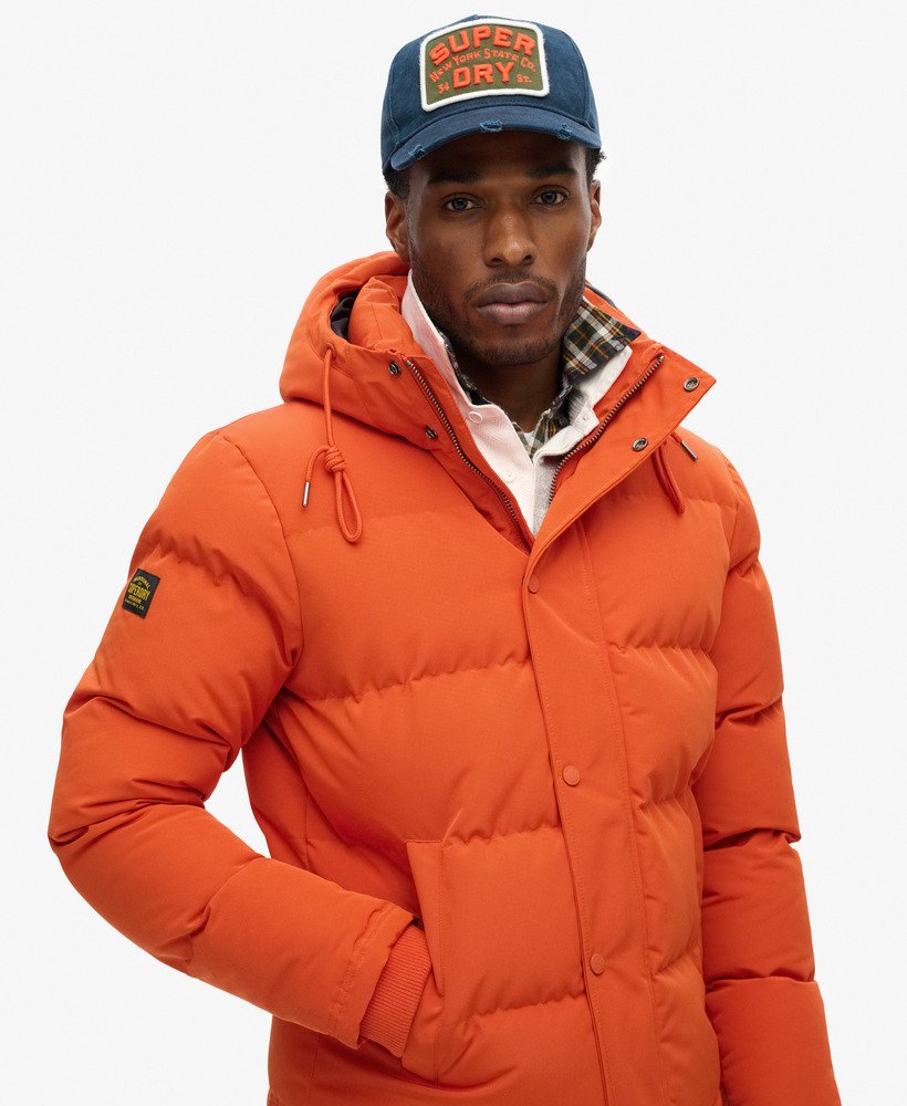jaqueta puffer curta com capuz everest na cor laranja abóbora.
