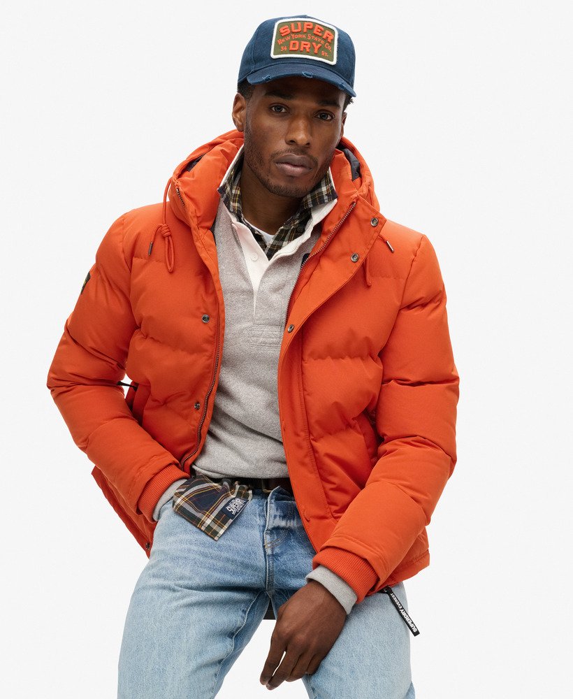 jaqueta puffer curta com capuz everest na cor laranja abóbora.