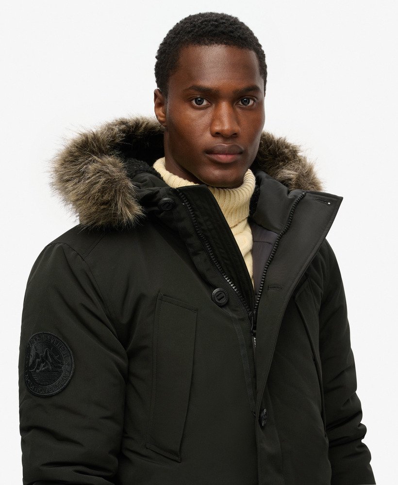 casaco parka com capuz em pele sintética everest na cor preto jato