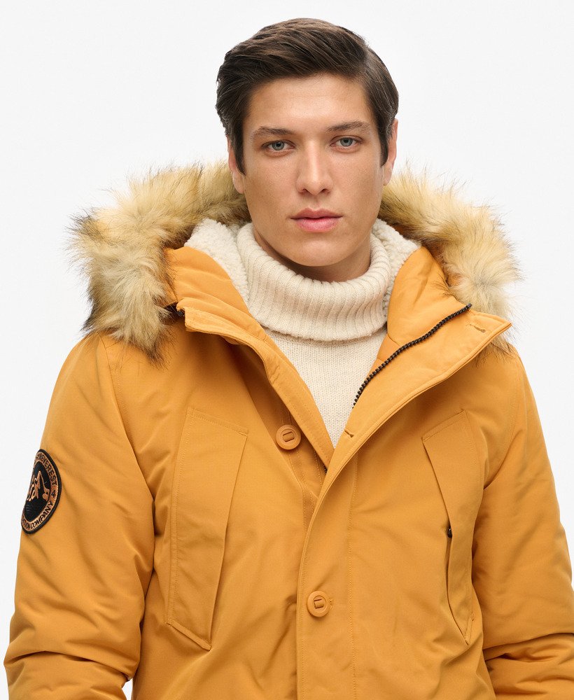 casaco parka com capuz everest em pele sintética na cor amarelo mostarda.