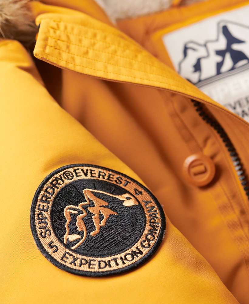 casaco parka com capuz everest em pele sintética na cor amarelo mostarda.