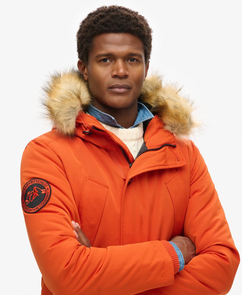 casaco parka com capuz everest em pele sintética na cor laranja abóbora.