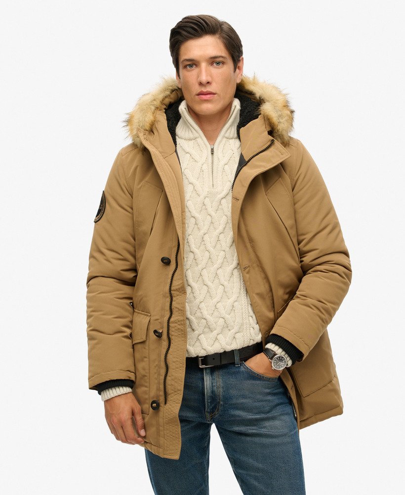 casaco parka com capuz em pele sintética everest na cor marrom arenito