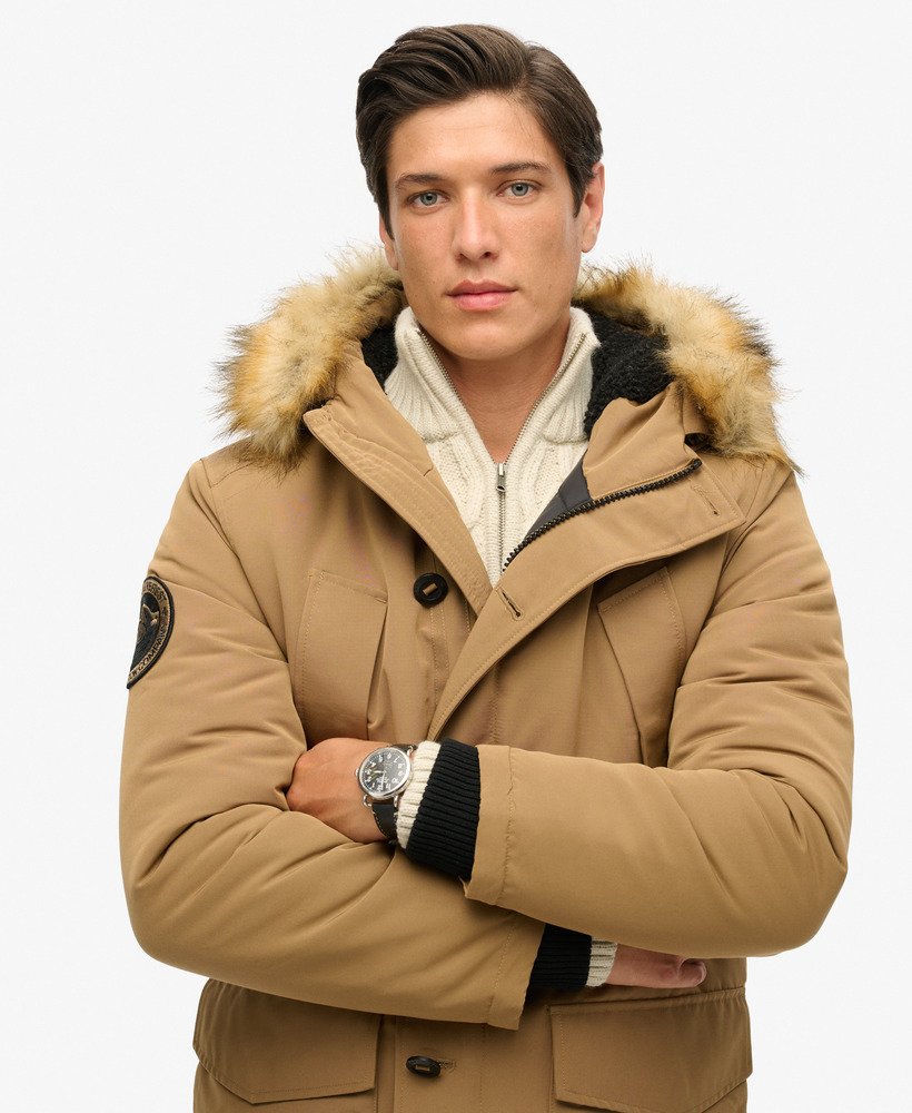 casaco parka com capuz em pele sintética everest na cor marrom arenito