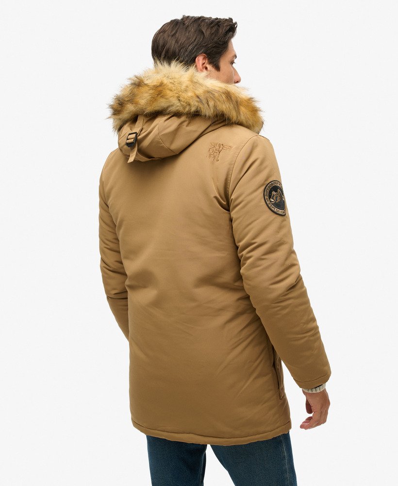 casaco parka com capuz em pele sintética everest na cor marrom arenito