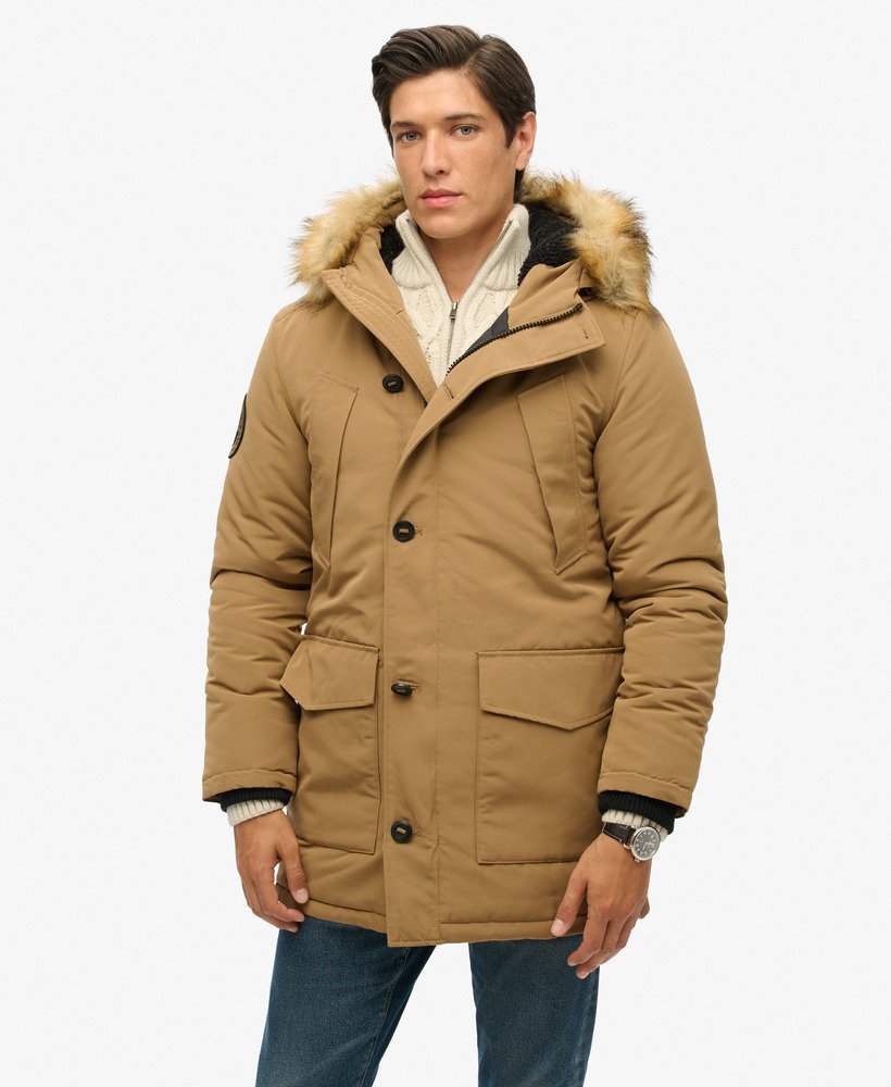 casaco parka com capuz em pele sintética everest na cor marrom arenito