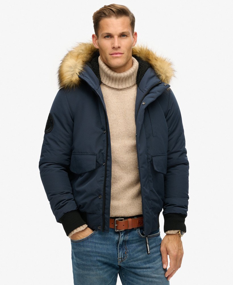 jaqueta bomber acolchoada everest com capuz na cor nordic chrome navy.