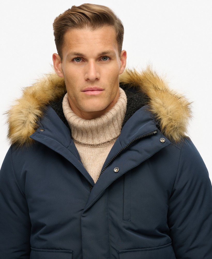 jaqueta bomber acolchoada everest com capuz na cor nordic chrome navy.