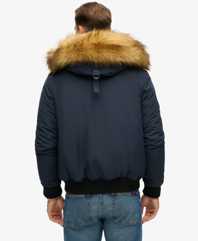 jaqueta bomber acolchoada everest com capuz na cor nordic chrome navy.