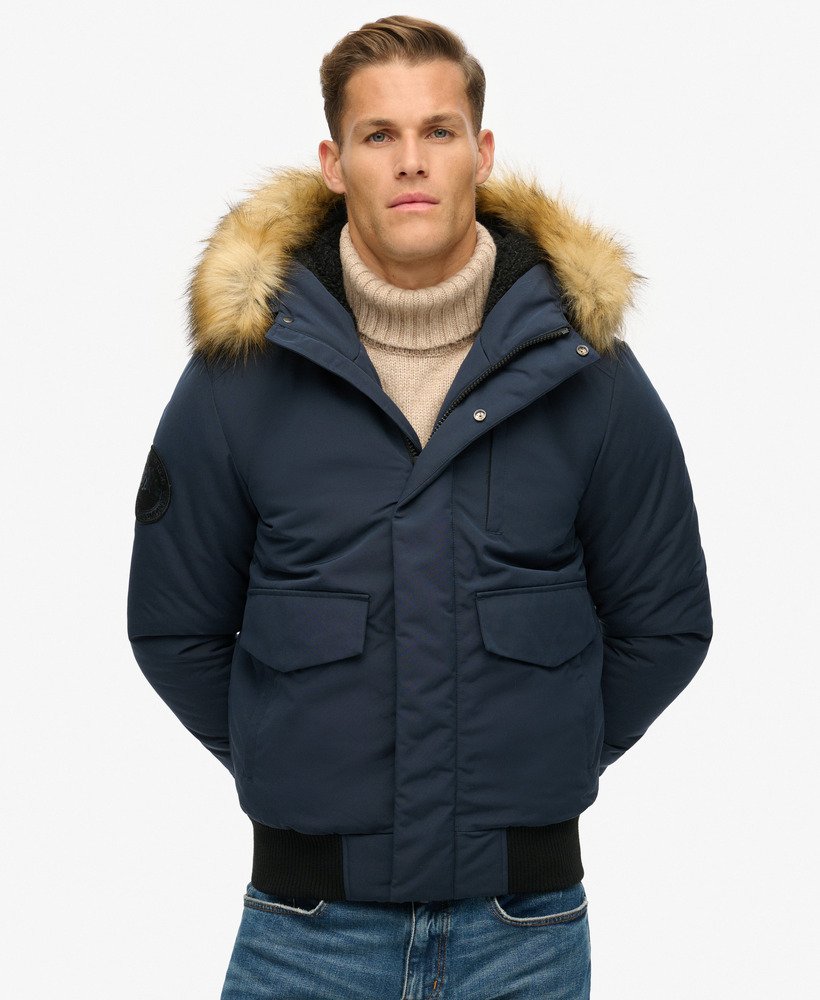 jaqueta bomber acolchoada everest com capuz na cor nordic chrome navy.