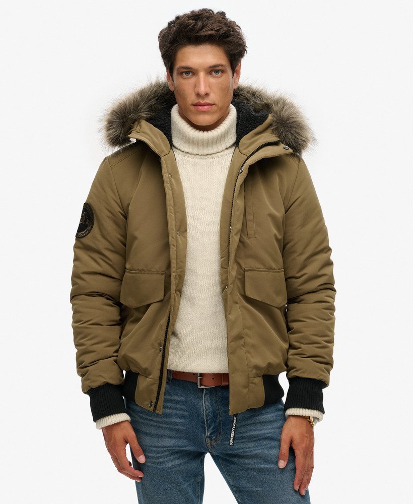 jaqueta bomber acolchoada everest com capuz na cor verde-oliva militar