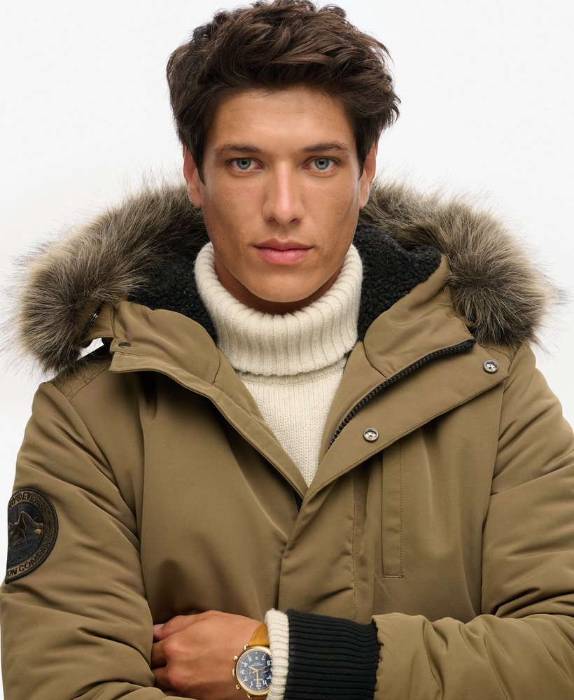 jaqueta bomber acolchoada everest com capuz na cor verde-oliva militar