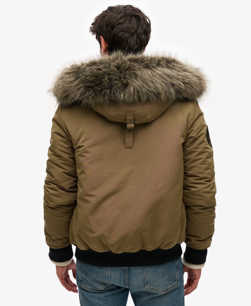 jaqueta bomber acolchoada everest com capuz na cor verde-oliva militar