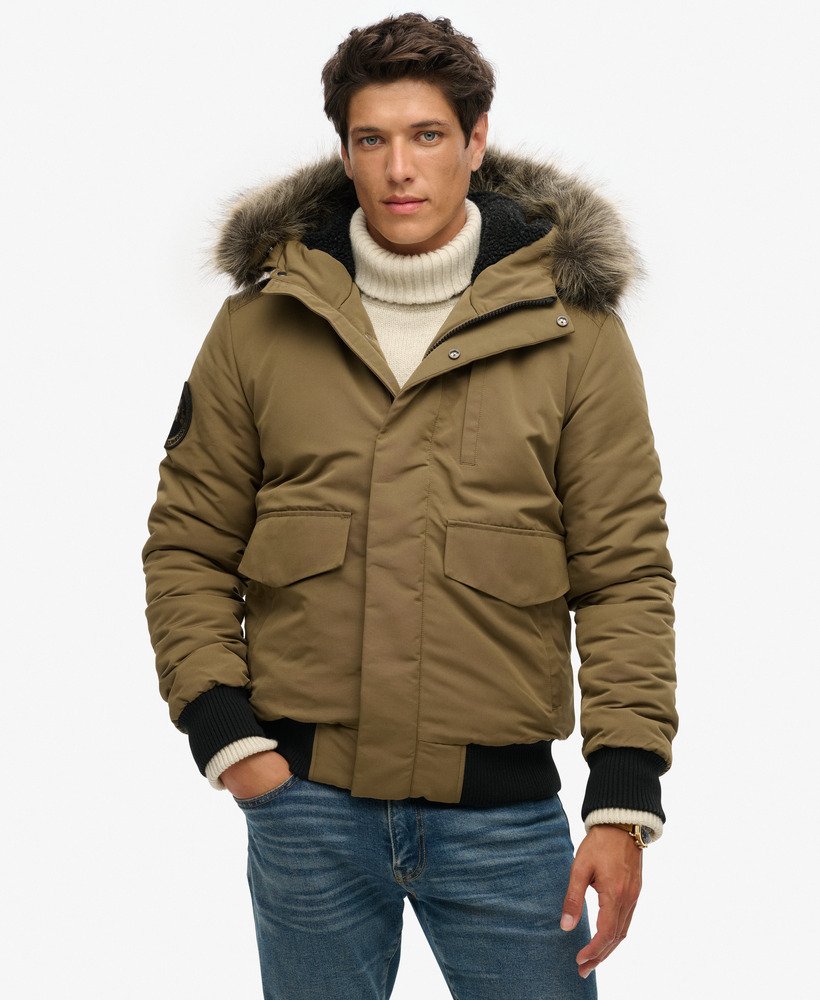 jaqueta bomber acolchoada everest com capuz na cor verde-oliva militar