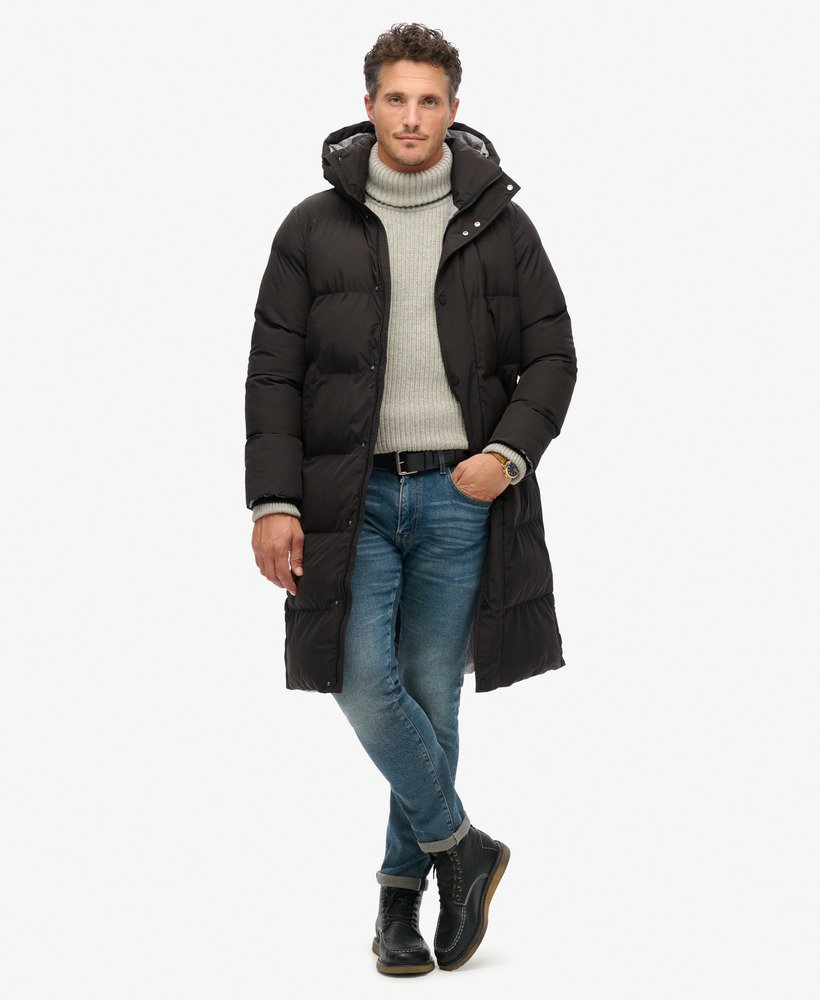 casaco puffer longo com capuz na cor preta.