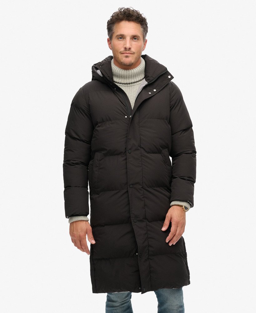 casaco puffer longo com capuz na cor preta.