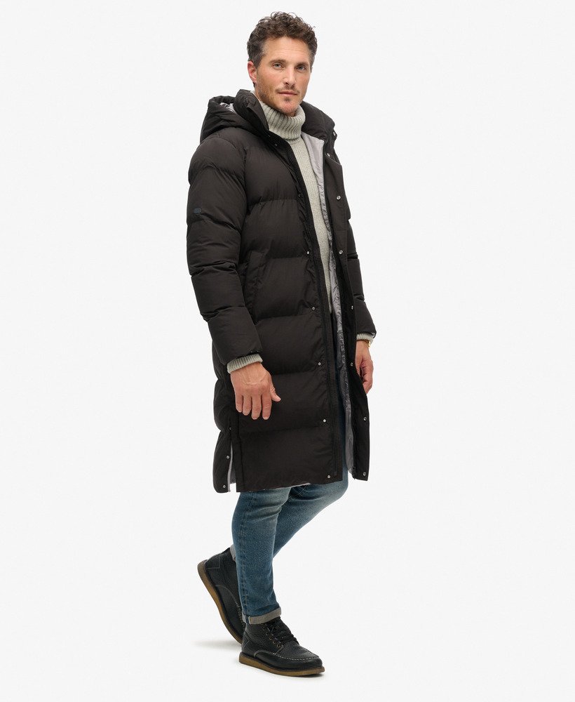 casaco puffer longo com capuz na cor preta.