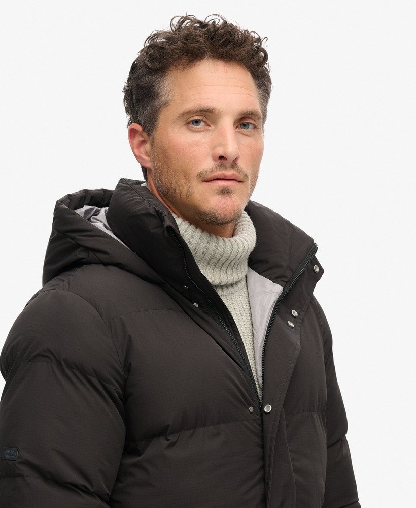 casaco puffer longo com capuz na cor preta.