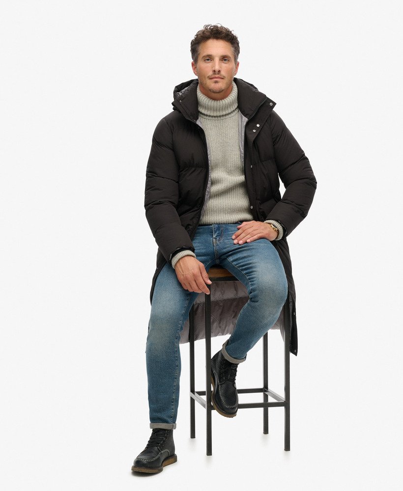 casaco puffer longo com capuz na cor preta.