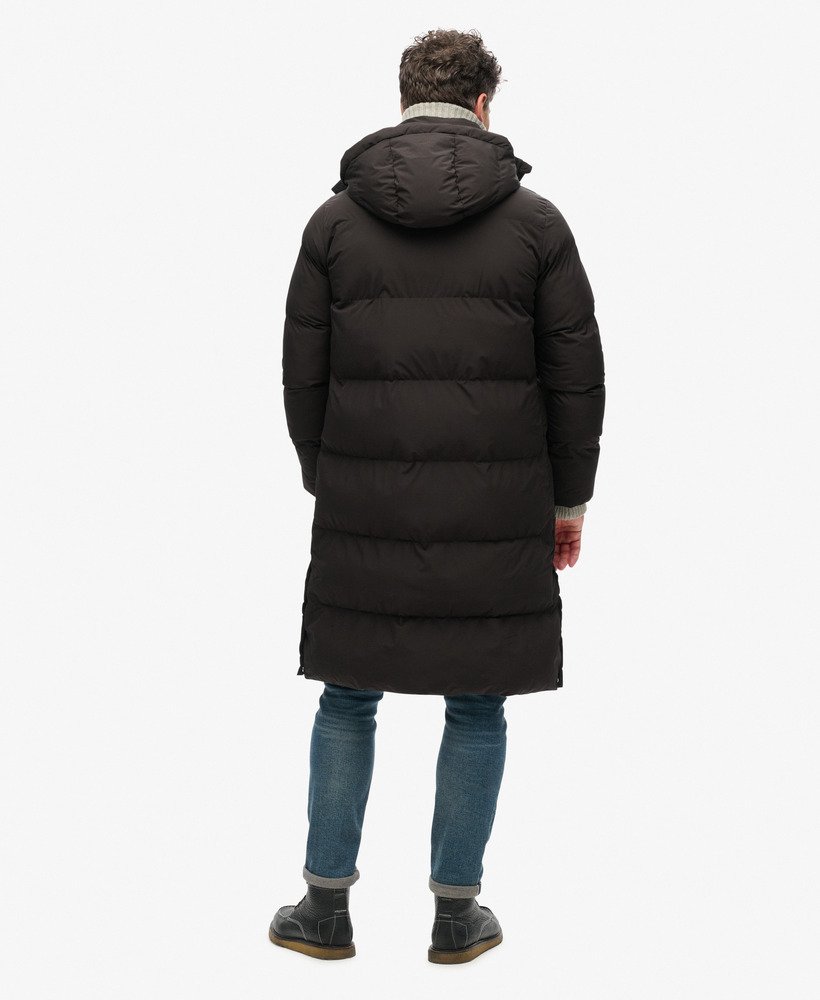 casaco puffer longo com capuz na cor preta.