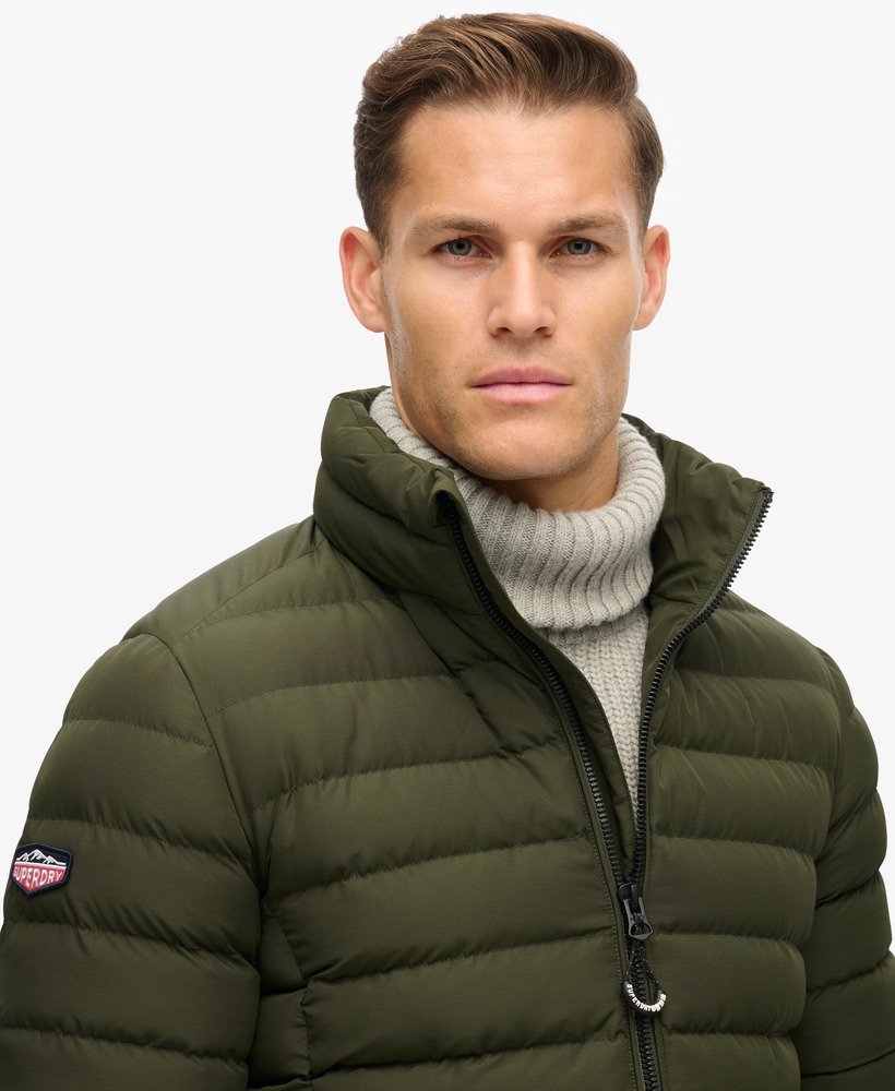 jaqueta acolchoada estampada fuji em verde musgo escuro