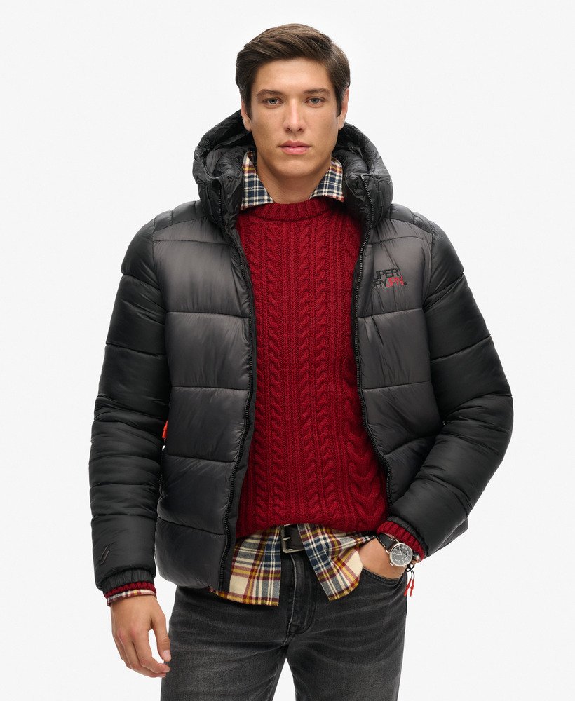 jaqueta esportiva puffer com capuz e blocos de cores na cor preta.