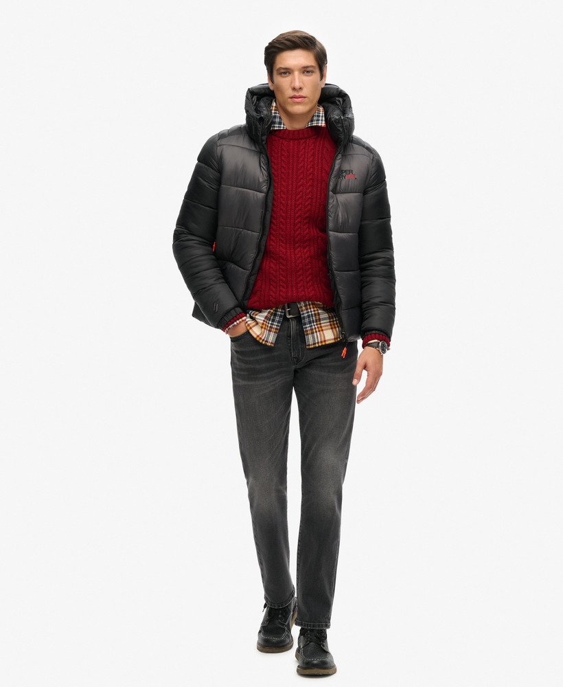 jaqueta esportiva puffer com capuz e blocos de cores na cor preta.