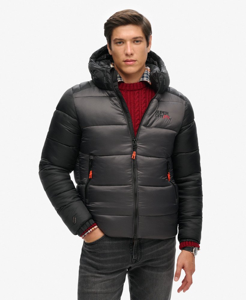jaqueta esportiva puffer com capuz e blocos de cores na cor preta.