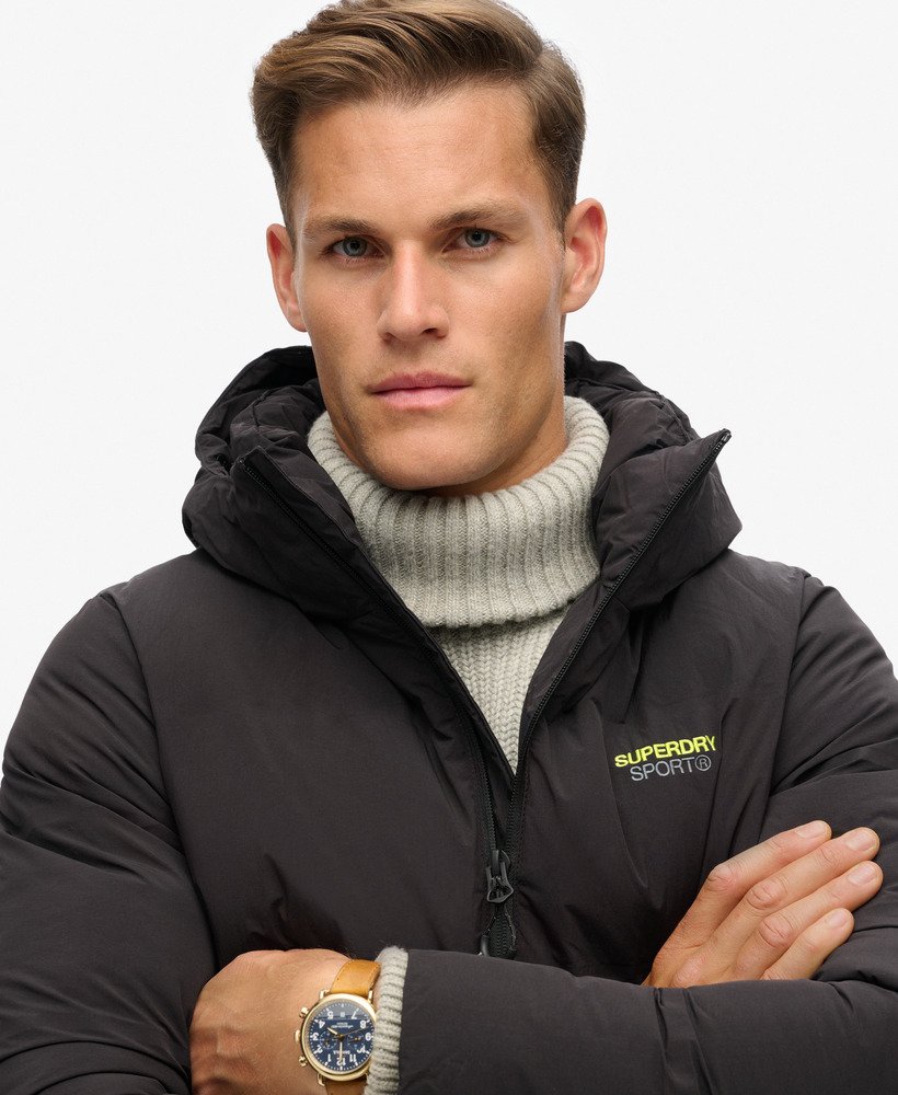 jaqueta puffer boxy com capuz na cor preta.