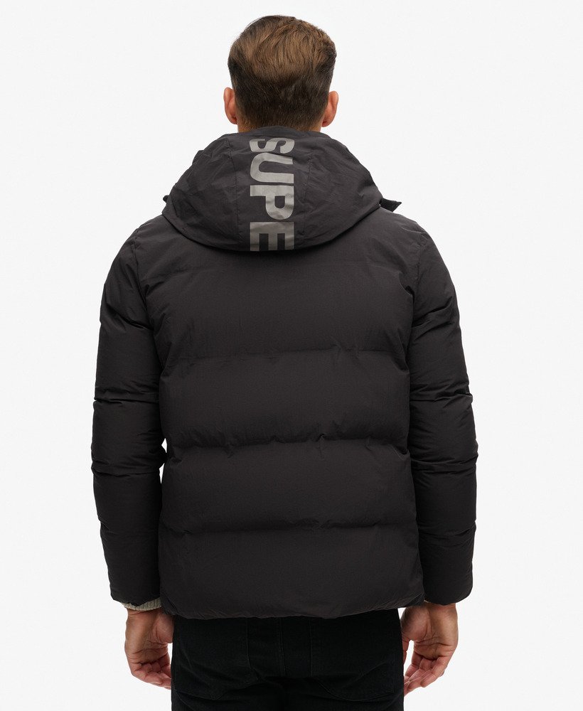 jaqueta puffer boxy com capuz na cor preta.