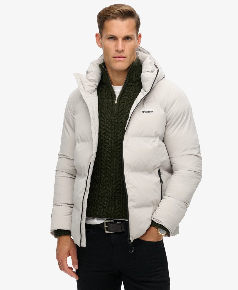 jaqueta puffer boxy com capuz na cor cinza luar.