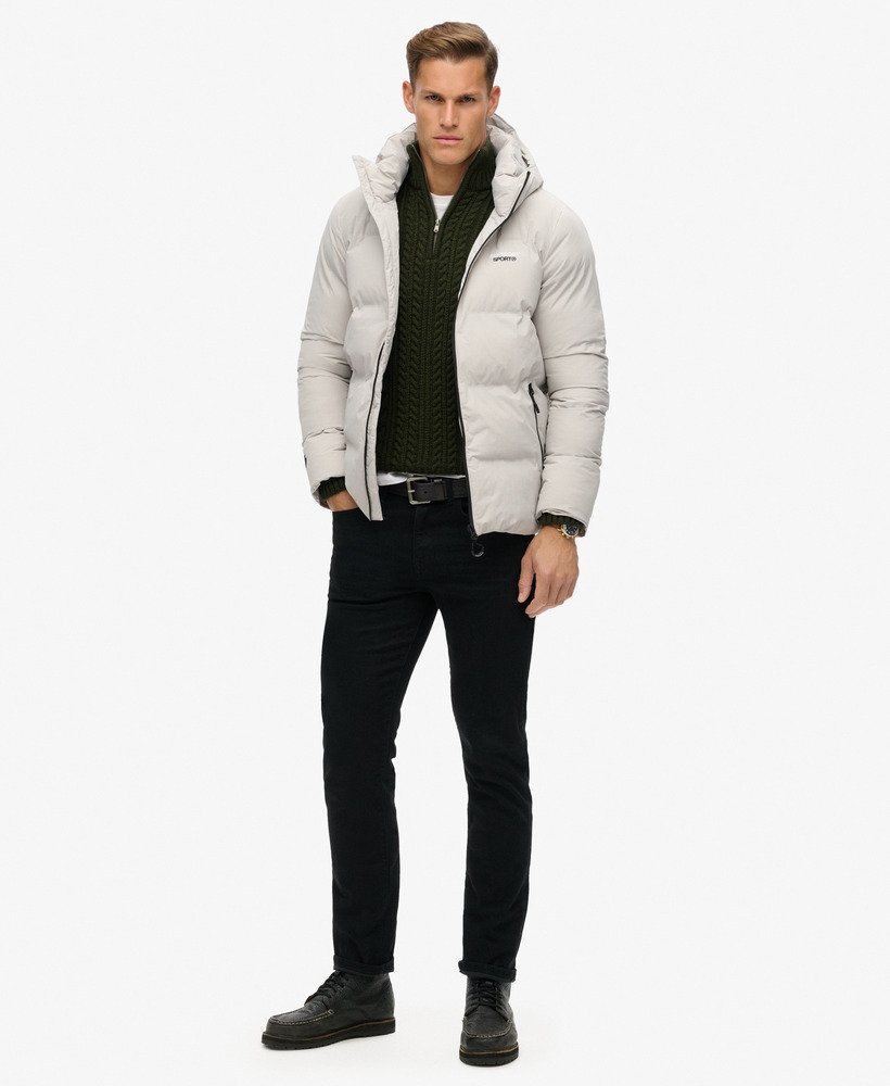 jaqueta puffer boxy com capuz na cor cinza luar.