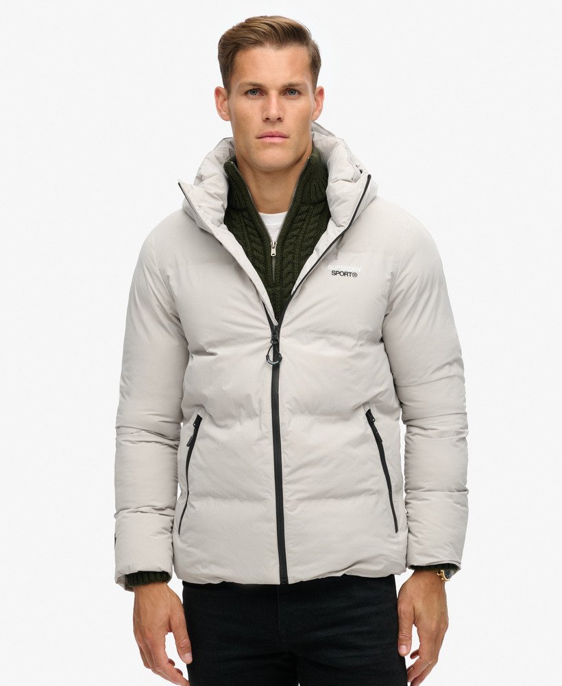 jaqueta puffer boxy com capuz na cor cinza luar.