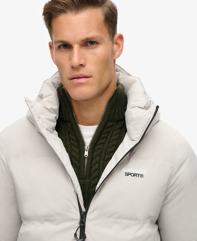 jaqueta puffer boxy com capuz na cor cinza luar.