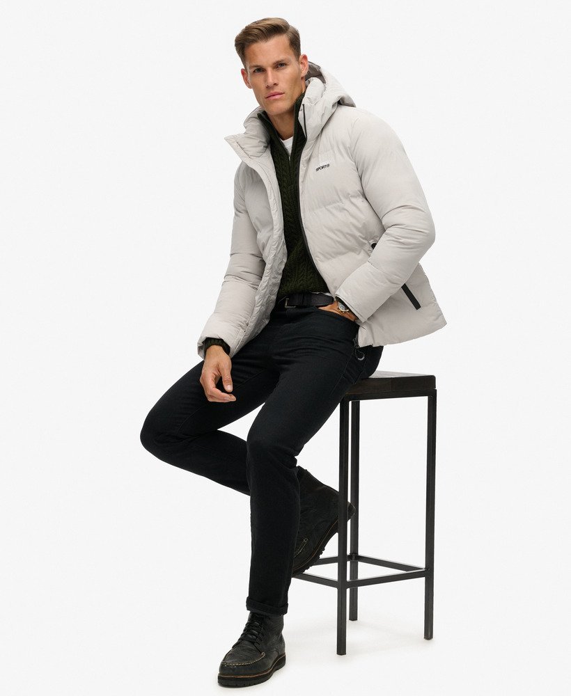 jaqueta puffer boxy com capuz na cor cinza luar.