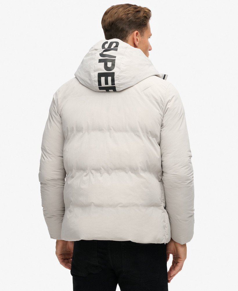 jaqueta puffer boxy com capuz na cor cinza luar.