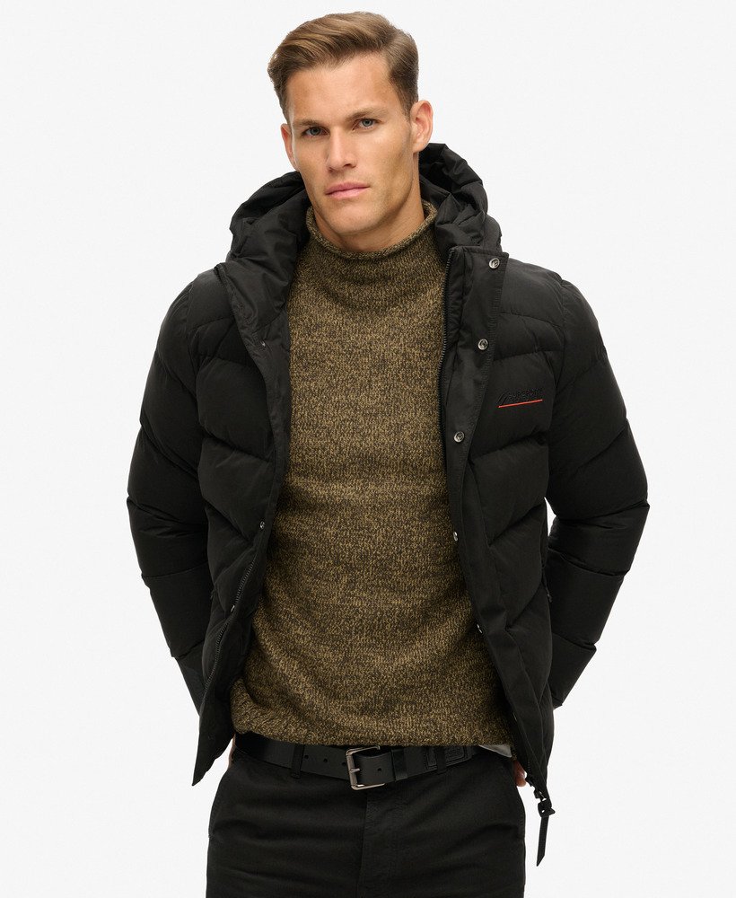 jaqueta esportiva puffer com capuz em microfibra na cor preta.