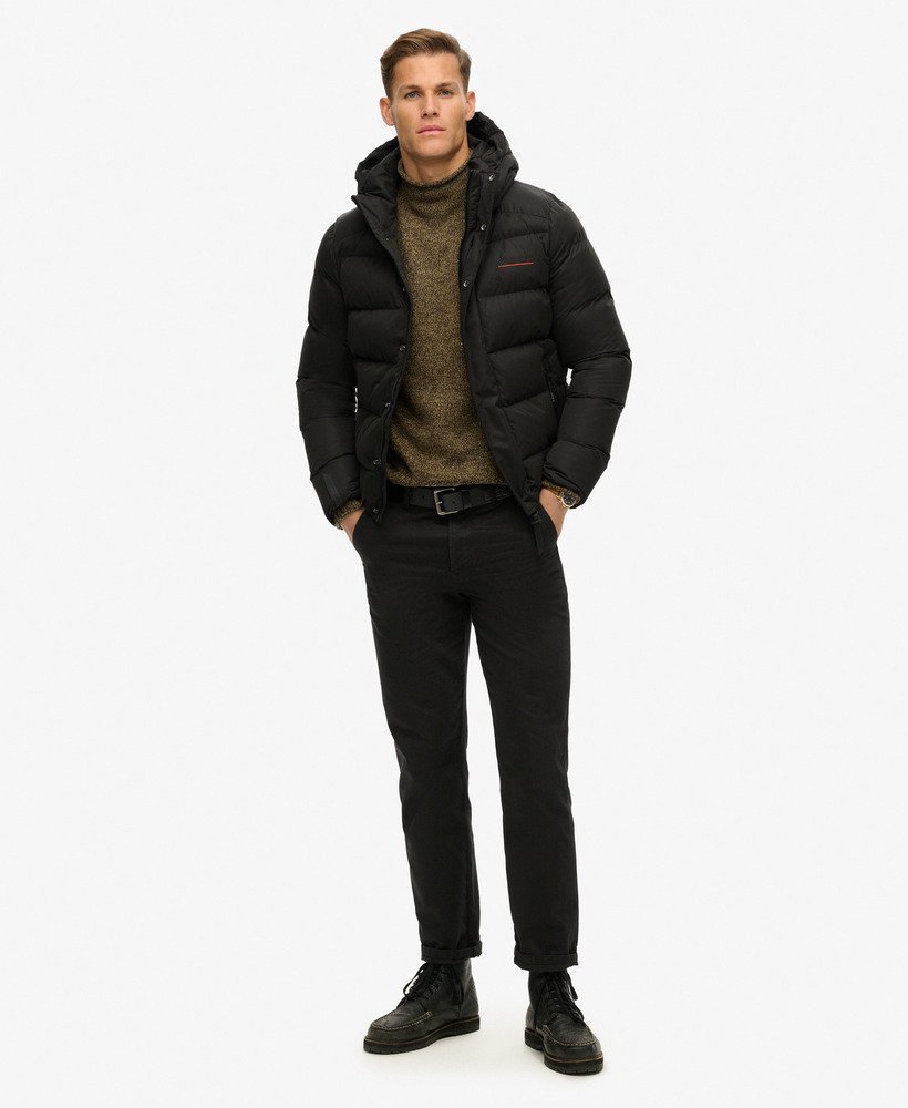 jaqueta esportiva puffer com capuz em microfibra na cor preta.
