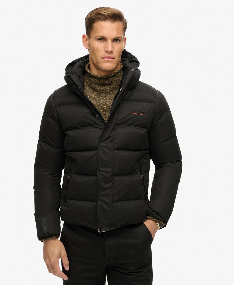 jaqueta esportiva puffer com capuz em microfibra na cor preta.