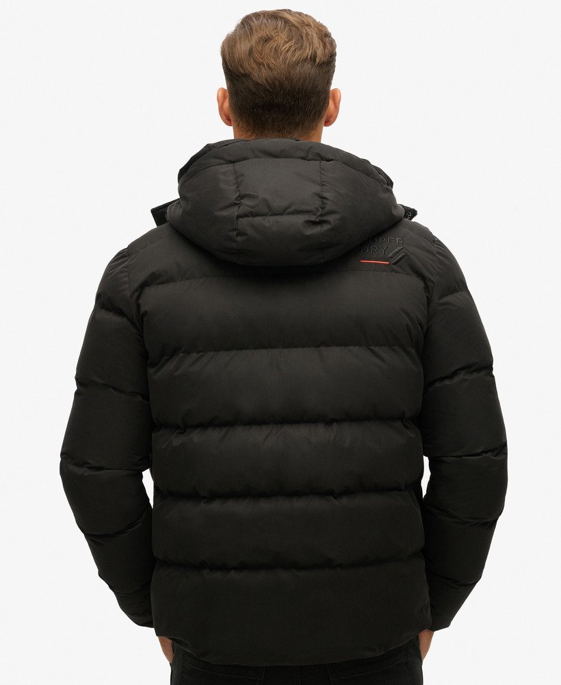 jaqueta esportiva puffer com capuz em microfibra na cor preta.