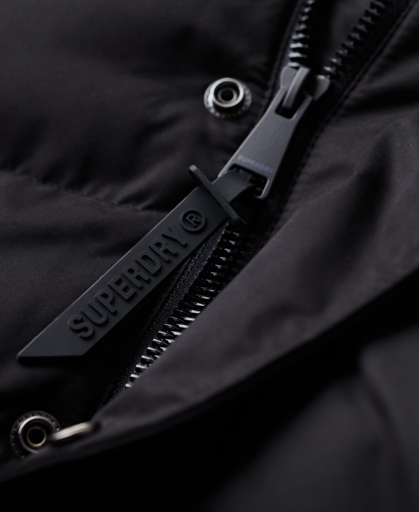 jaqueta esportiva puffer com capuz em microfibra na cor preta.