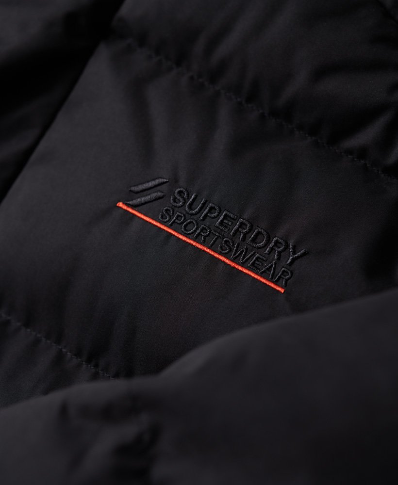 jaqueta esportiva puffer com capuz em microfibra na cor preta.