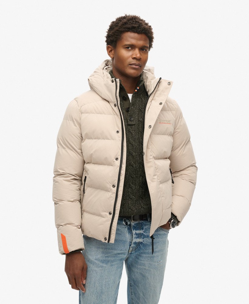 jaqueta esportiva puffer com capuz em microfibra na cor cinza chateau.