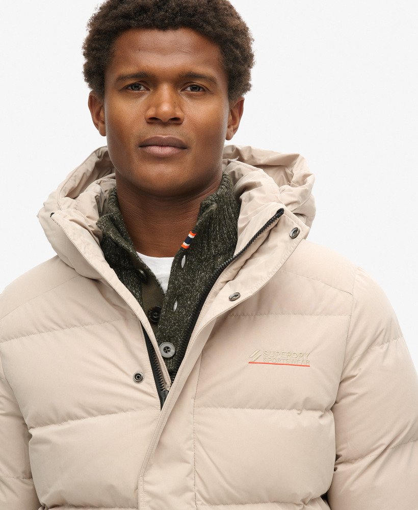 jaqueta esportiva puffer com capuz em microfibra na cor cinza chateau.