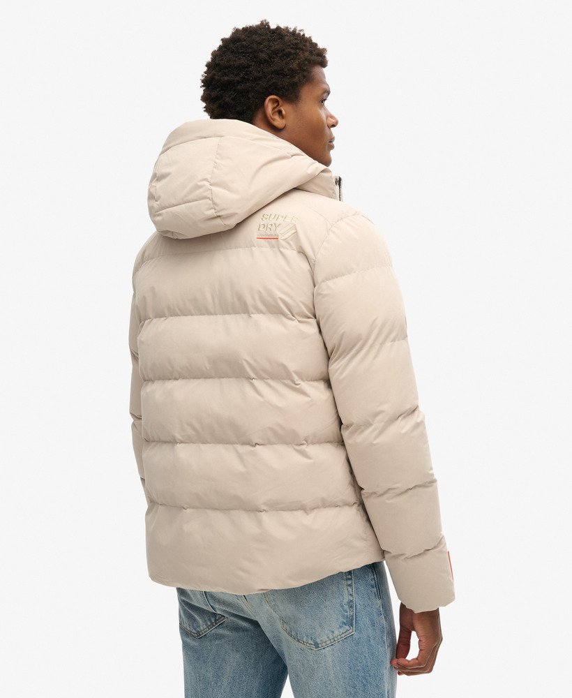 jaqueta esportiva puffer com capuz em microfibra na cor cinza chateau.