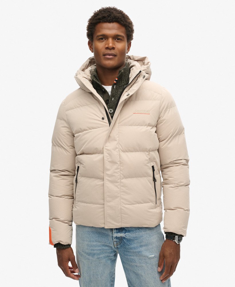 jaqueta esportiva puffer com capuz em microfibra na cor cinza chateau.